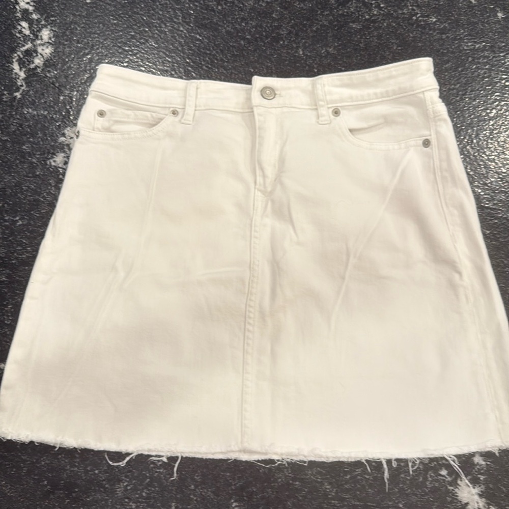Vinyard vines white Jean skirt.  Stretchy material